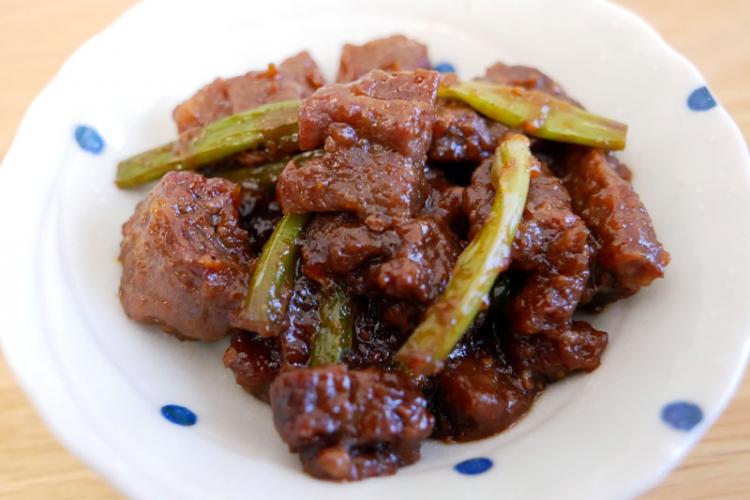 たまり醤油と濃口醬油をベースにしたたれで焼き上げられた牛ハラミ