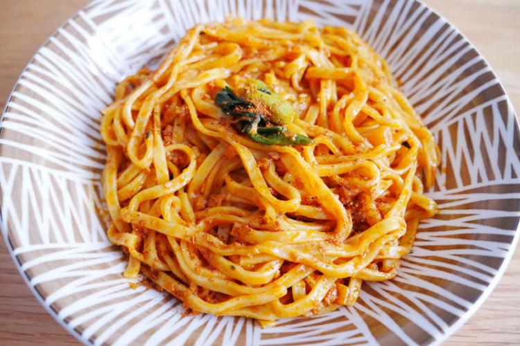 もちっとした平打ち麺。別添の「花椒入り唐辛子」で香りと辛さの調整が可能です