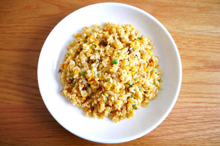 玉子の黄色い色味が食欲をそそる、香ばしい炒飯
