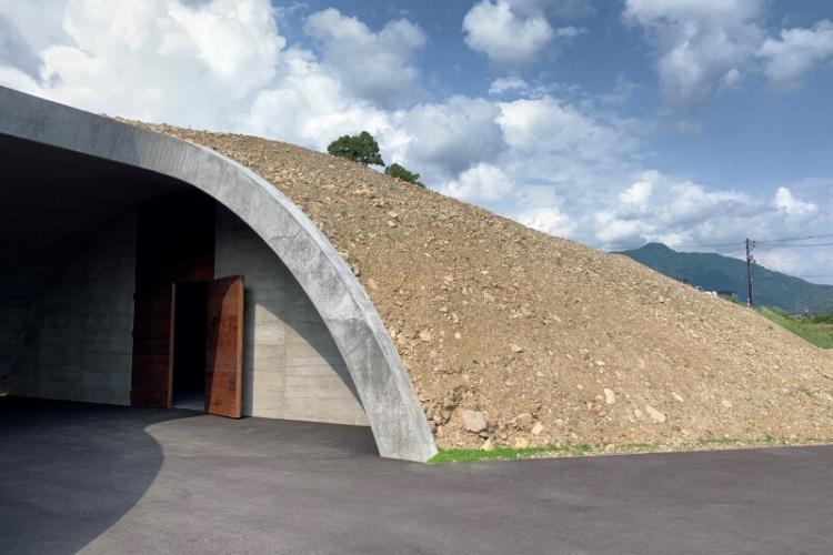 臥龍棟とは別に5万本を長期貯蔵するを地下蔵（非公開）が設けられた