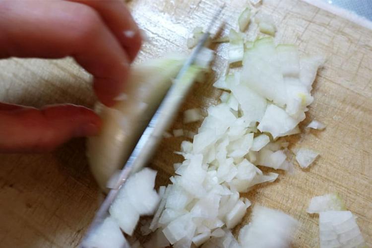 玉ねぎを切る