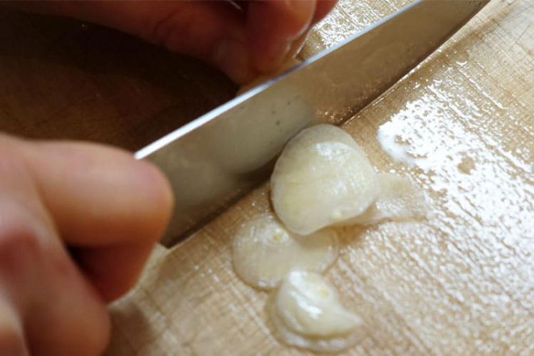 にんにくを切る