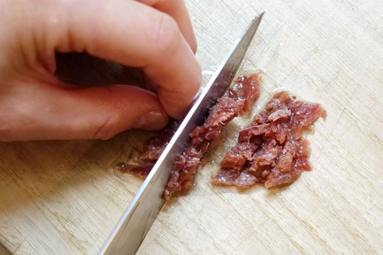 アンチョビを切る