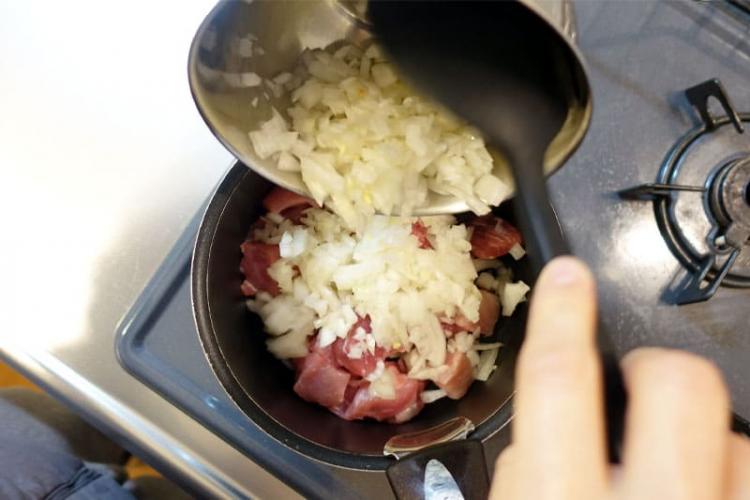 豚肉、玉ねぎを鍋に入れる