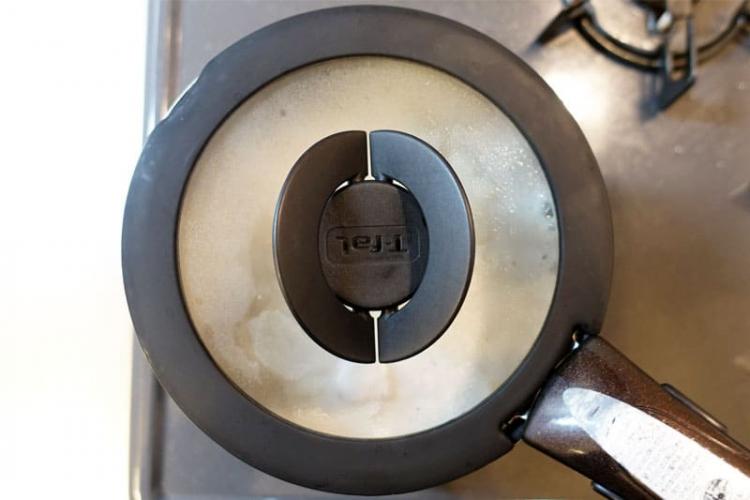 フタをして煮込む