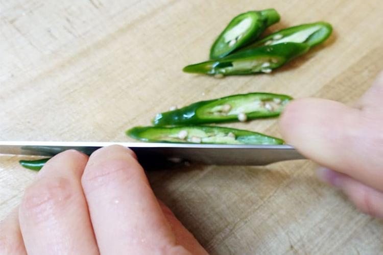 青唐辛子を切る
