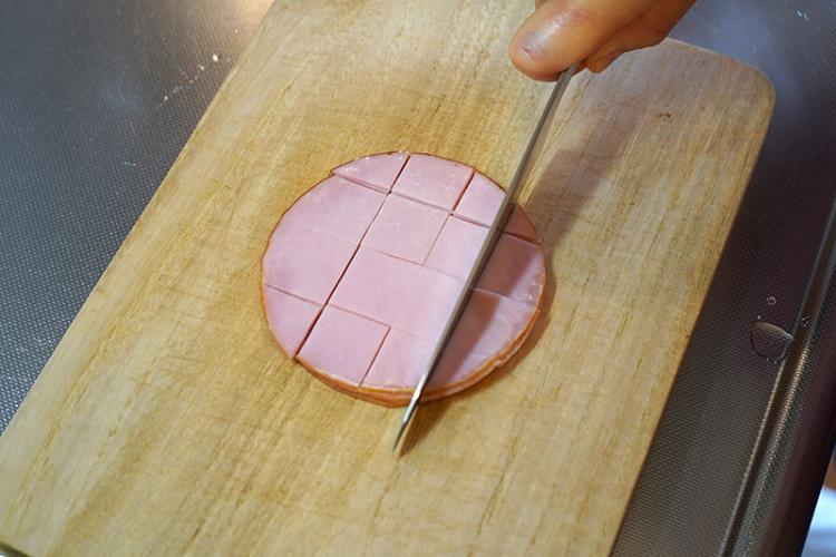 ハムを2センチ角に切る