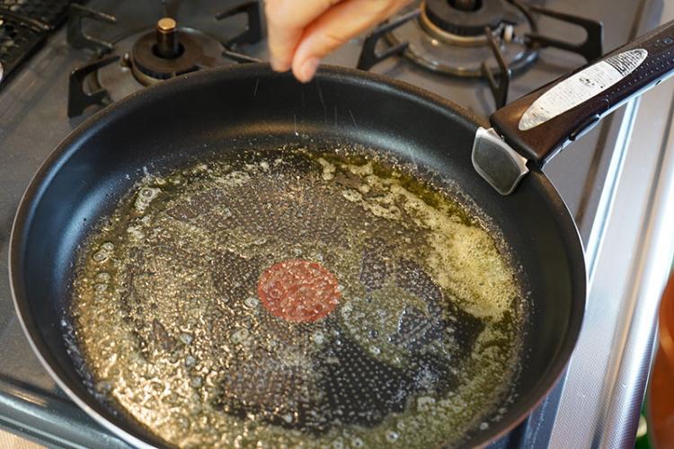 バターが溶けたら、フライパン全体に塩を振ります