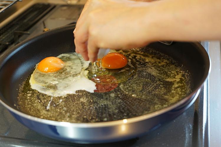 卵を2個焼く