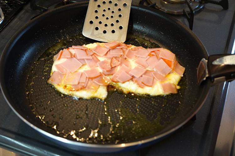 卵の片面がこんがり焼けてきたらひっくり返ず