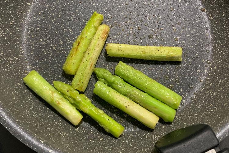 アスパラガスを軽く炒める
