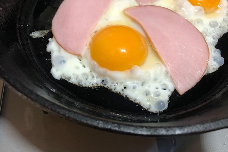 最初は中火で目玉焼きの縁が少しチリっと茶色くなるまで焼く