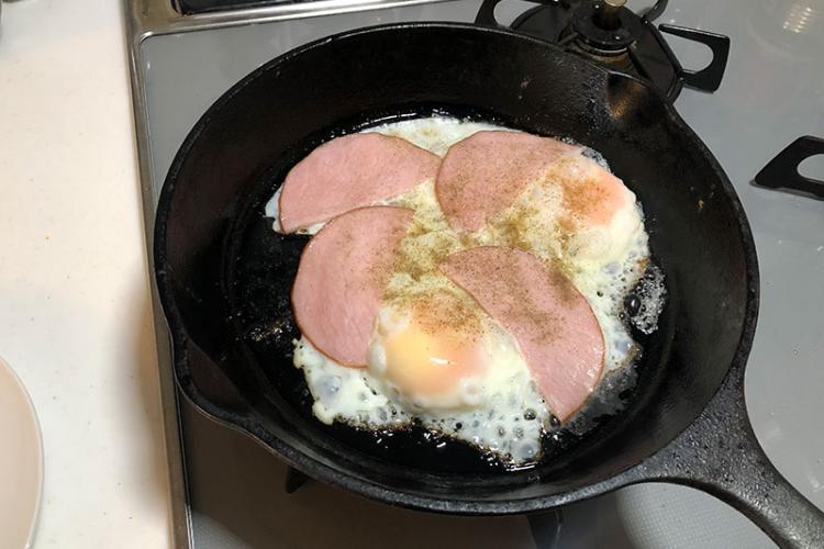 蓋をとって「ダイショー」の味塩こしょうを振りかける