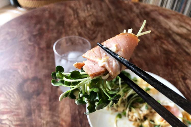 カイワレ大根をハムにくるっと巻いて食べる