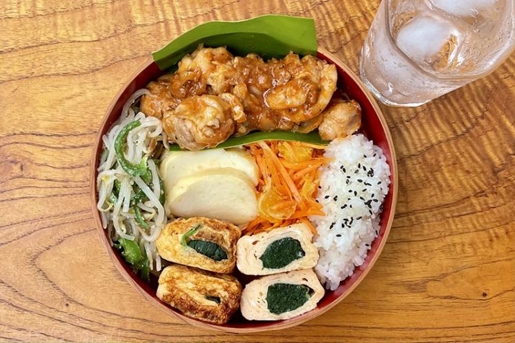 チキンチャップ弁当とチューハイ