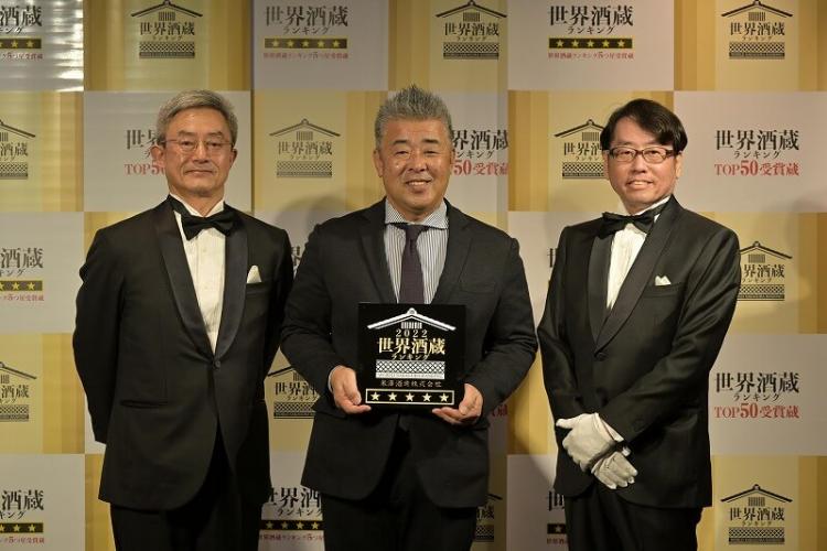 認定プレート受け取ったのは代表取締役社長 塚越英弘さん