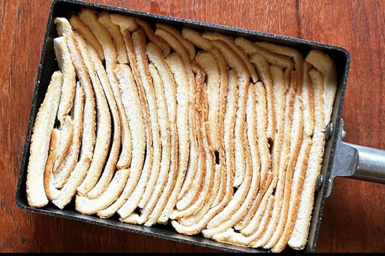 パン耳を玉子焼き器にみっちりと並べる