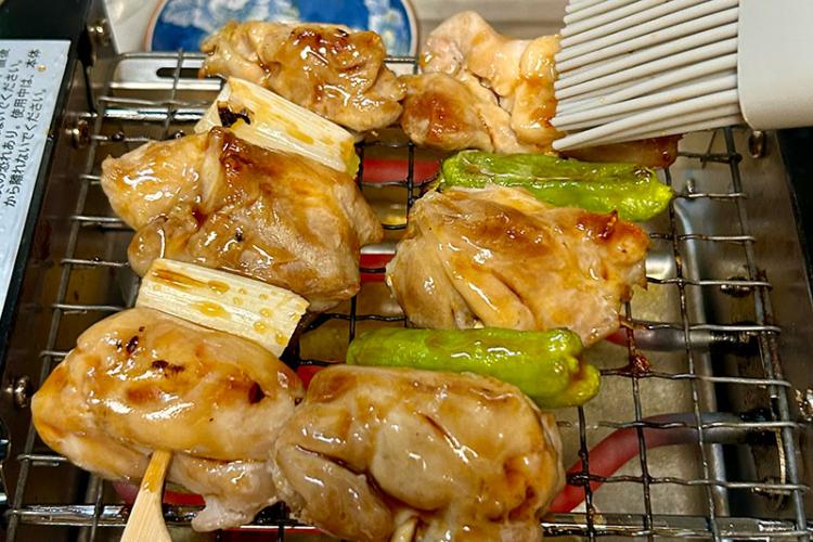 シリコンはけでたれを塗り卓上焼き鳥器で焼く