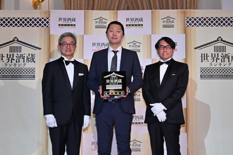 認定プレートを受け取るのは常務取締役 駒井伸介さん