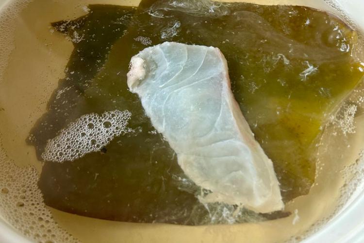 まずは鯛をしゃぶしゃぶっとな…。