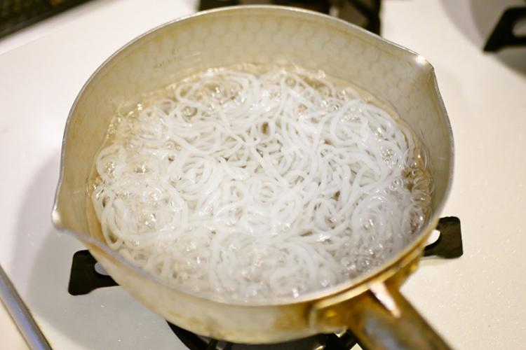 しらたきを熱湯で煮る