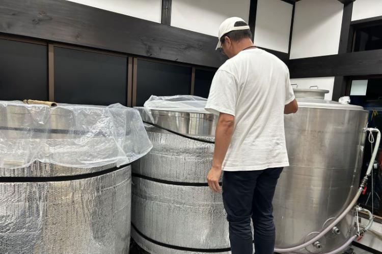 日本酒の酒蔵に比べると小さな発酵タンクが並ぶ