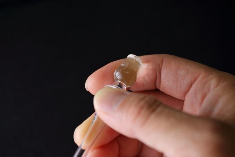 水の中に先端を沈め、上部の穴を指で塞ぐと1mlほどの筒の中に水を保持できる。指を離せば、水滴が落ちる仕組み