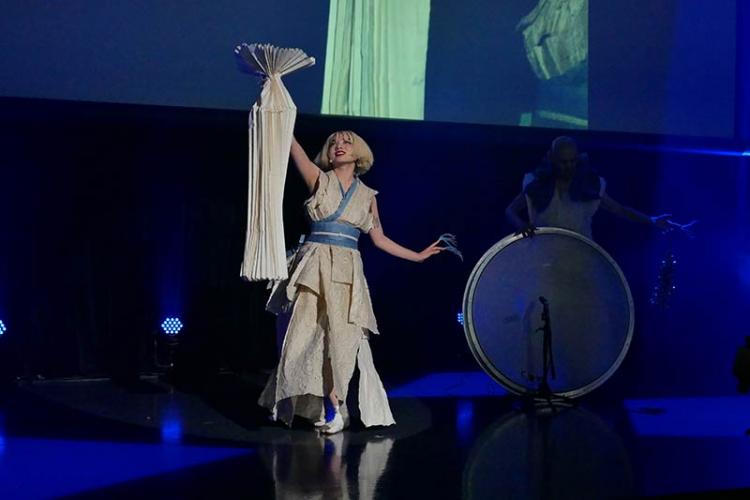 ダンサーのアオイヤマダ氏による「iichiko 彩天」をイメージしたダンスパフォーマンス