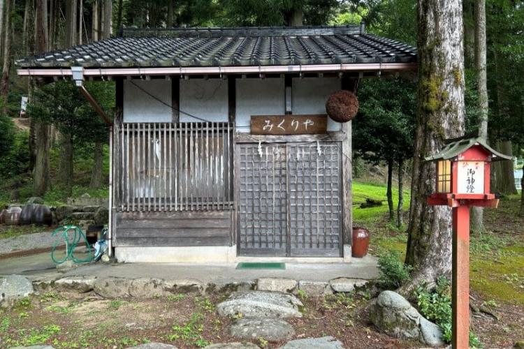 境内にどぶろくを醸す御厨があり、かつては氏子たちが、今は外部の有志が酒を造る