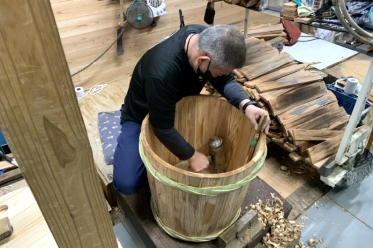 手際よく側板を並べ樽の形にしていく