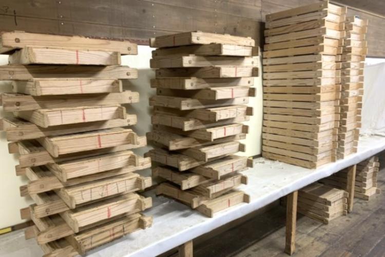 麹蓋は積み方で温度や湿度をコントロールする