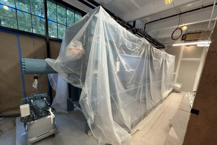 新潟の八海醸造から運ばれたSAKE搾り機（2023年9月撮影）