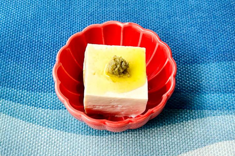 冷奴にのせてオリーブオイルをひとたらし