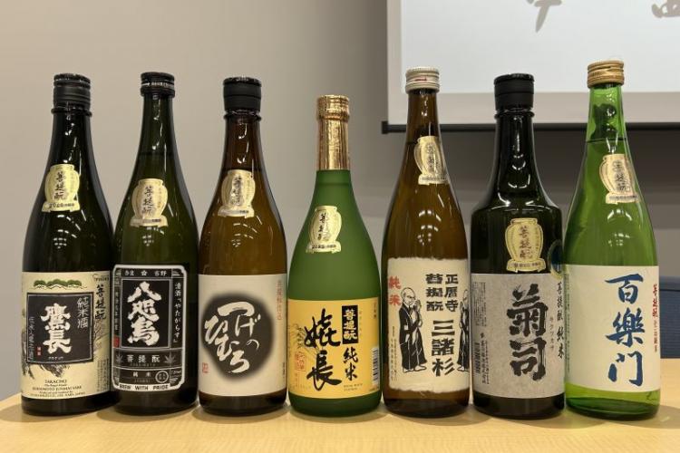 「奈良県菩提酛による清酒製造研究会」の瓶の首に貼られた金色の認証シール