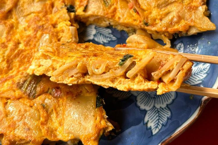 ビャンビャン麺入り玉子焼きアップ