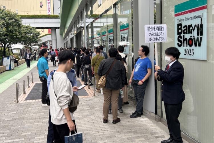 毎年、会場に沿って入場を待つ長い列ができる