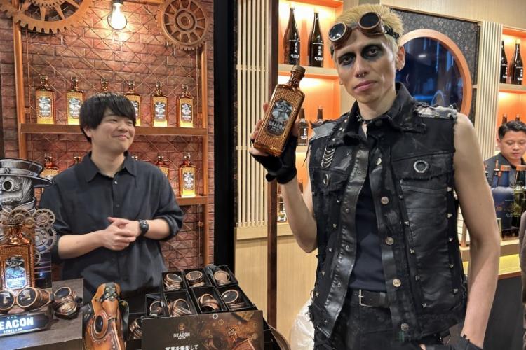 「ザ・ディーコン」のゴーグルをつけてアピールするスタッフ