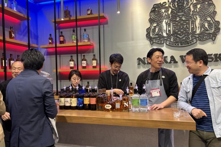 ニッカの基本的なラインナップを揃えた試飲カウンター