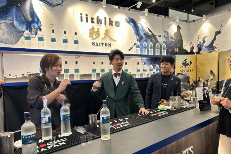 バー ベンフィディックの鹿山博康さん(左)とニューヨークのバー マルティニーズの渡邉琢磨さん(中)。