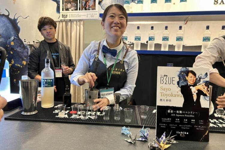 バー・ブルーの豊川紗佳さん