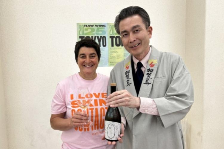 イザベル・レジュロンさん（左）福光屋（金沢市）のスタッフ(右）