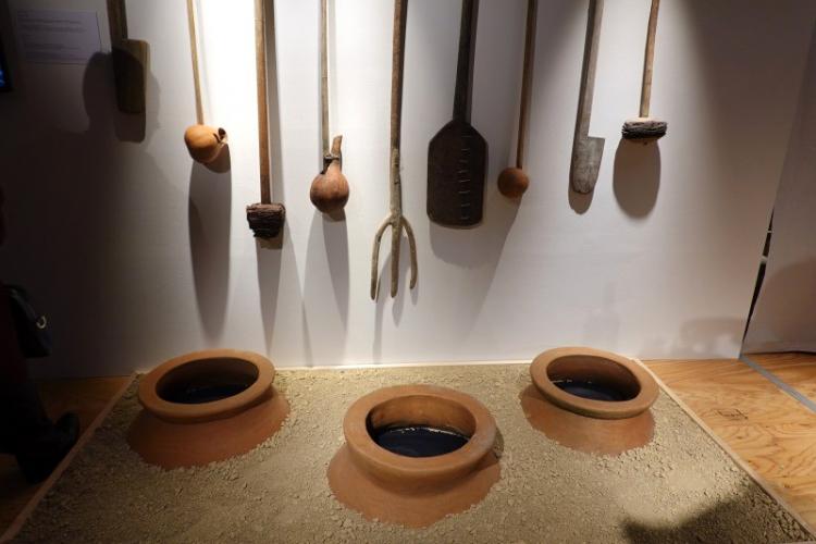 土中に埋められたクヴェヴリの展示(世界最古のワイン ジョージアワイン展2019より)