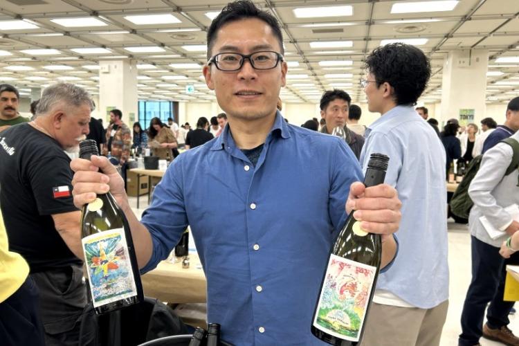島之内フジマル醸造所(大阪府)の『OSAKA RED CUVE PAPILLES(大阪レッド・キュベ・パピーユ)』(右)『CUVE PAPILLES DELAWARE』(左)