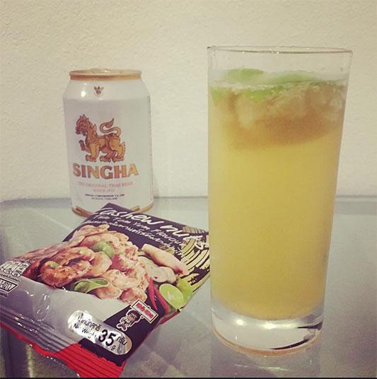 シンハービールにマナオ(タイの柑橘)を搾った簡単ビアカクテルに合わせて