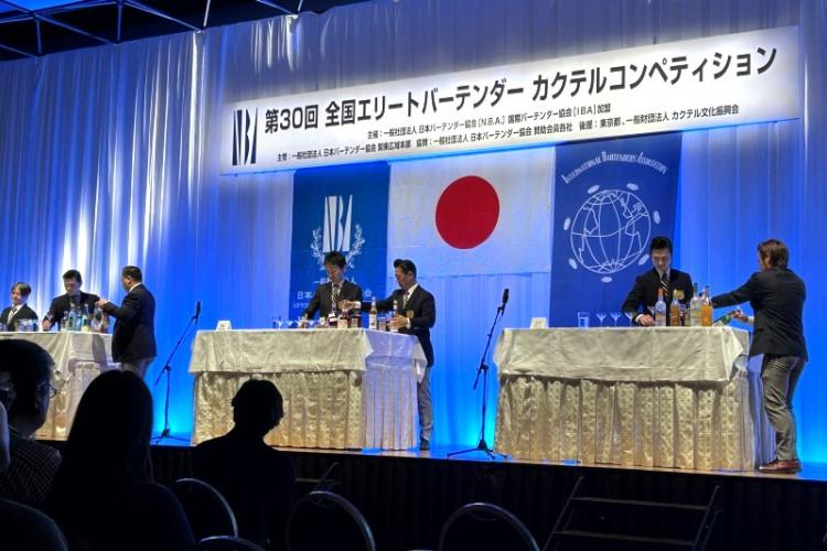 演技が終了するたびにボトルやグラスを片付け、次の選手の材料をセットするのは、このコンテストを卒業した先輩バーテンダーたちだ