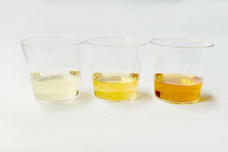 グラスに注いだカルダモン、レモングラス、シナモン&クローブ&コリアンダーシード。