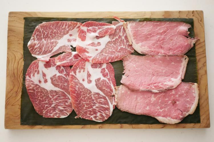 昆布の上ローストビーフと生ハムを並べる