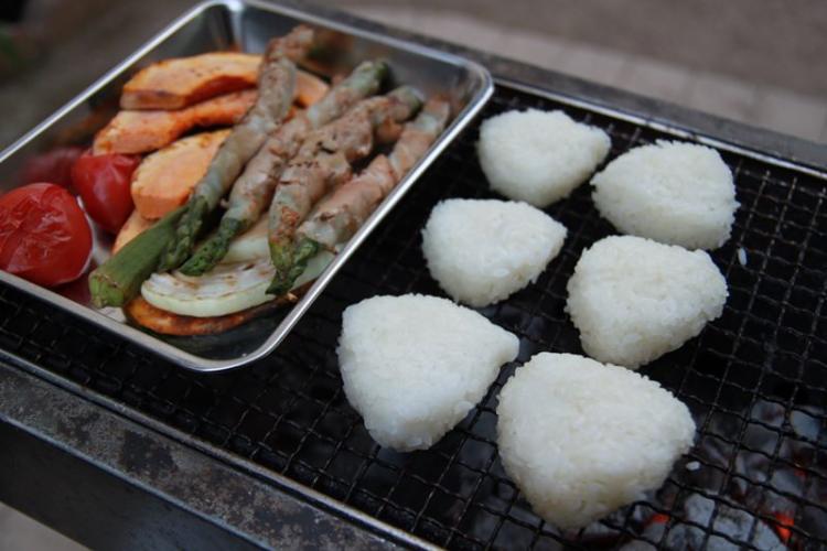 本格的に焼き始める前に、炭の量を加減してコンロに強火ゾーンと弱火ゾーンをつくります