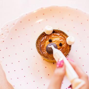 「ファミマスイーツ フランス産発酵バターシリーズ・バターガレット」をキャンバスにマシュマロ、チョコチップなどをデコレーション