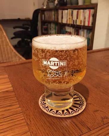 フランスのカフェグラス。かわいくて気に入っている。ワイングラスのように下を持てるので手のぬくもりが触れないのが良い。(女性/フリーライター)